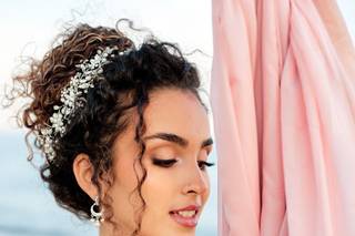 acconciatura per sposa con capelli ricci con corona