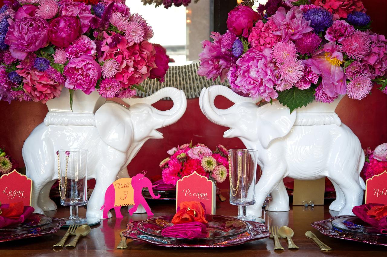 allestimento tavoli con fiori colorati in vasi a forma di elefante per nozze stile etnico- stili matrimonio