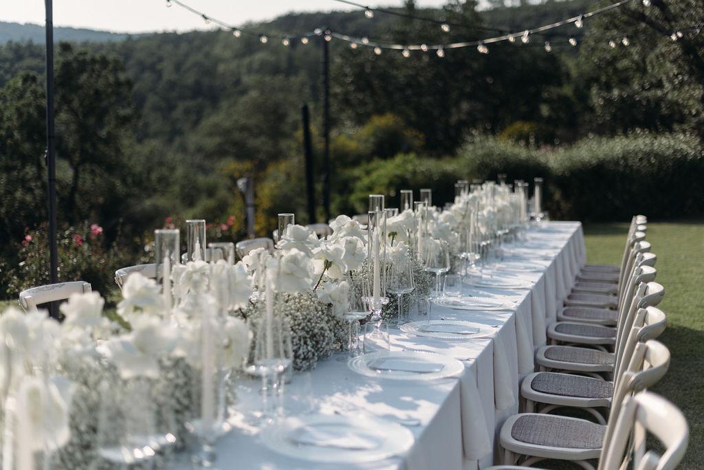 decorazione tavolo ospiti con gypsophila