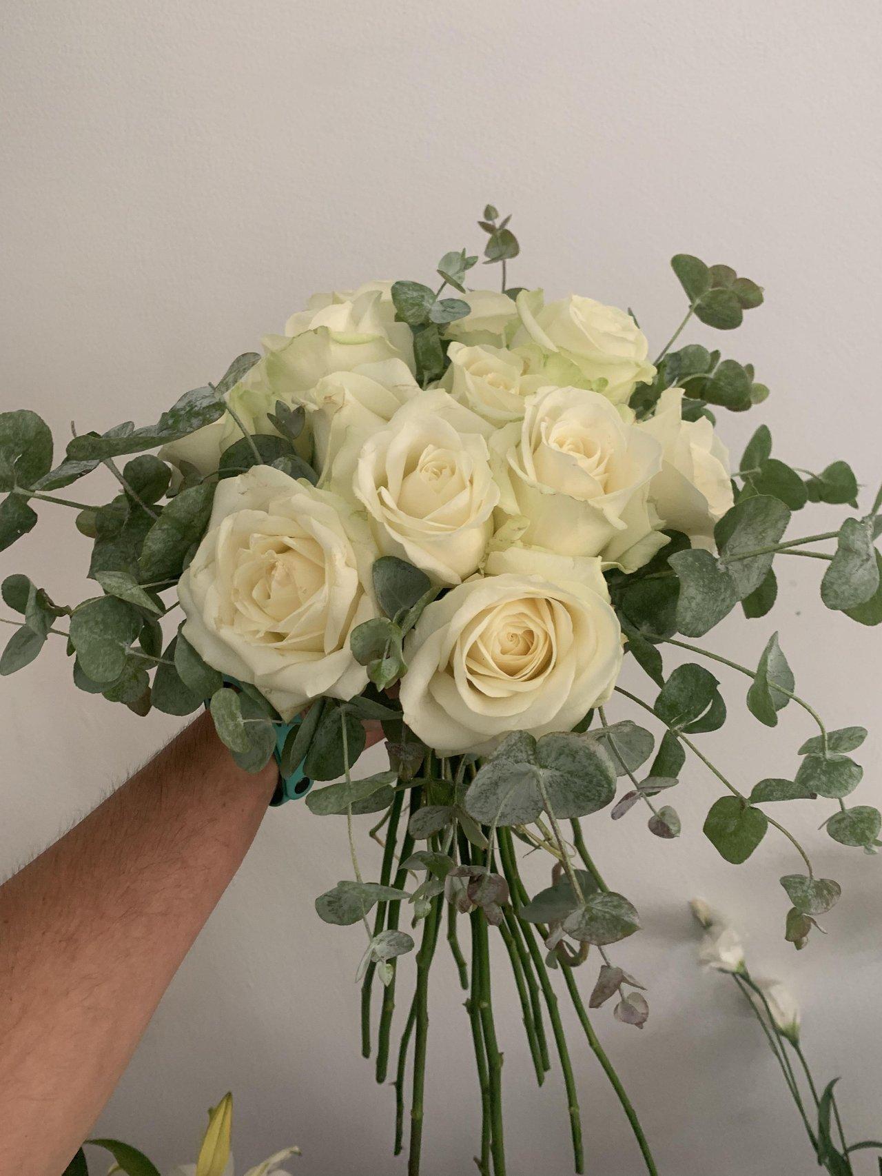 Bouquet rose bianche e eucalipto