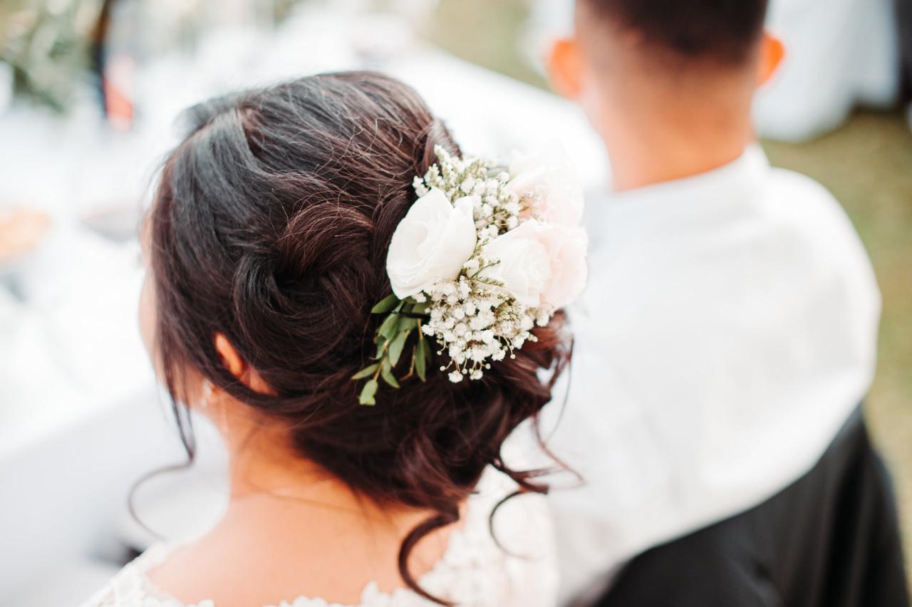 Semiraccolto e acconciature sposa con fiori: 35 proposte irresistibili