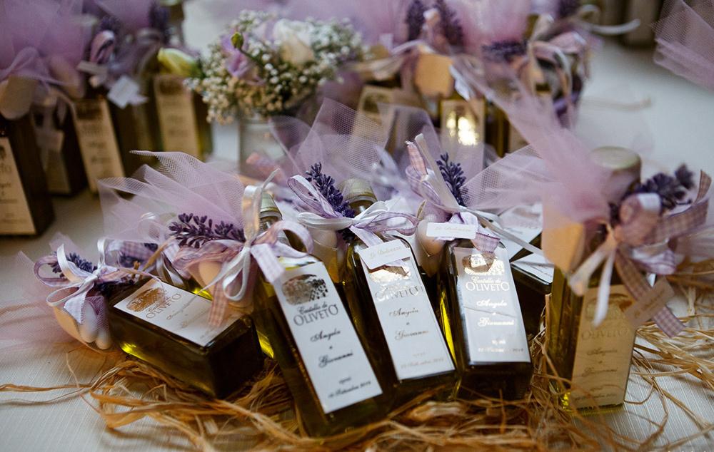 bomboniere country matrimonio con bottiglie di olio e mazzolini di lavanda