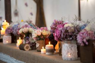 centrotavola con candele e bouquet di fiori