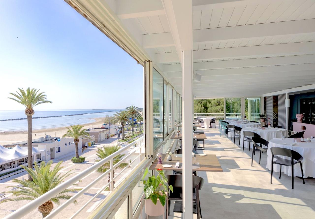 veranda con tavoli affacciata sul mare- pacchetti matrimonio