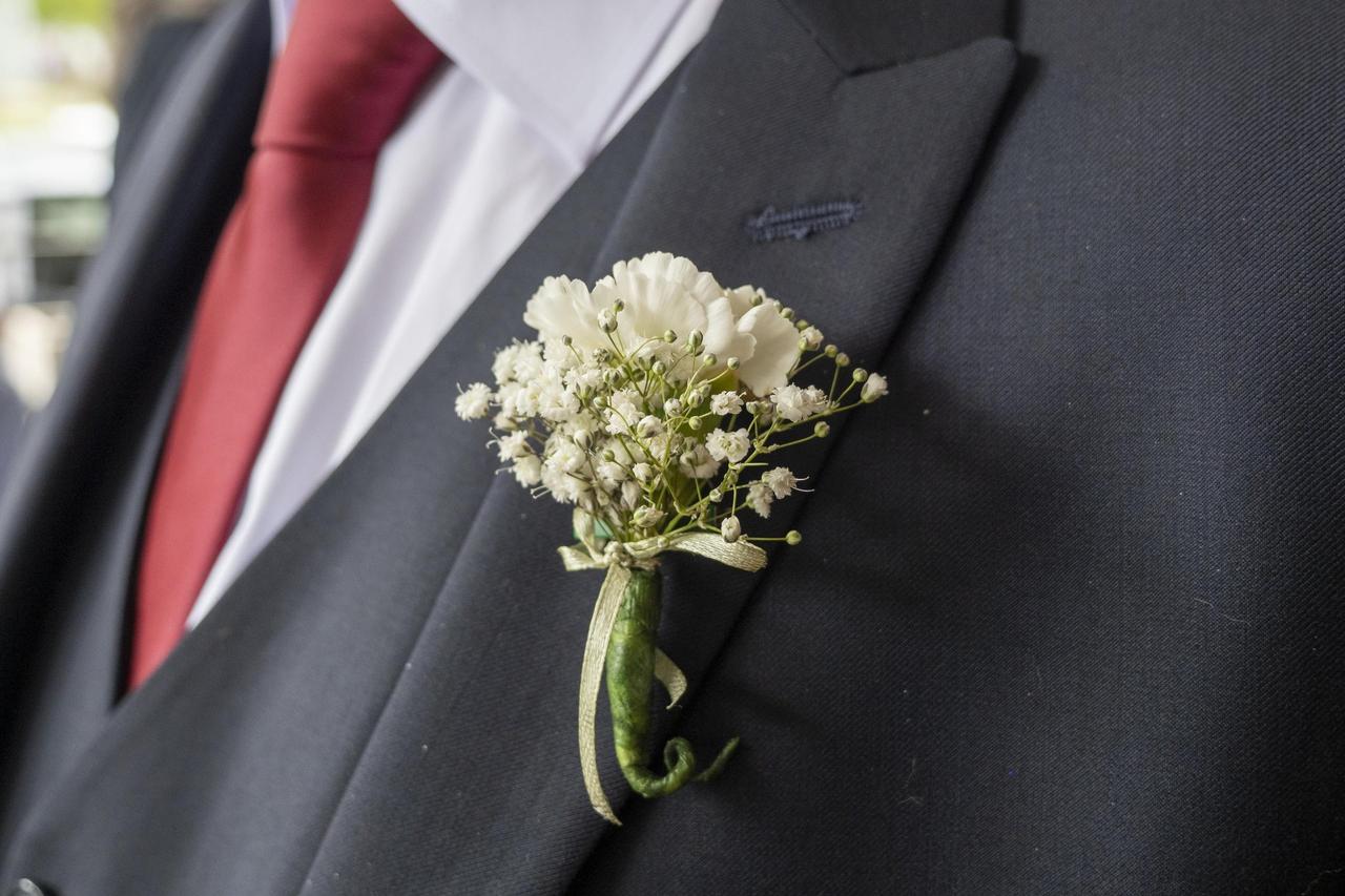 boutonnière con Gypsophila