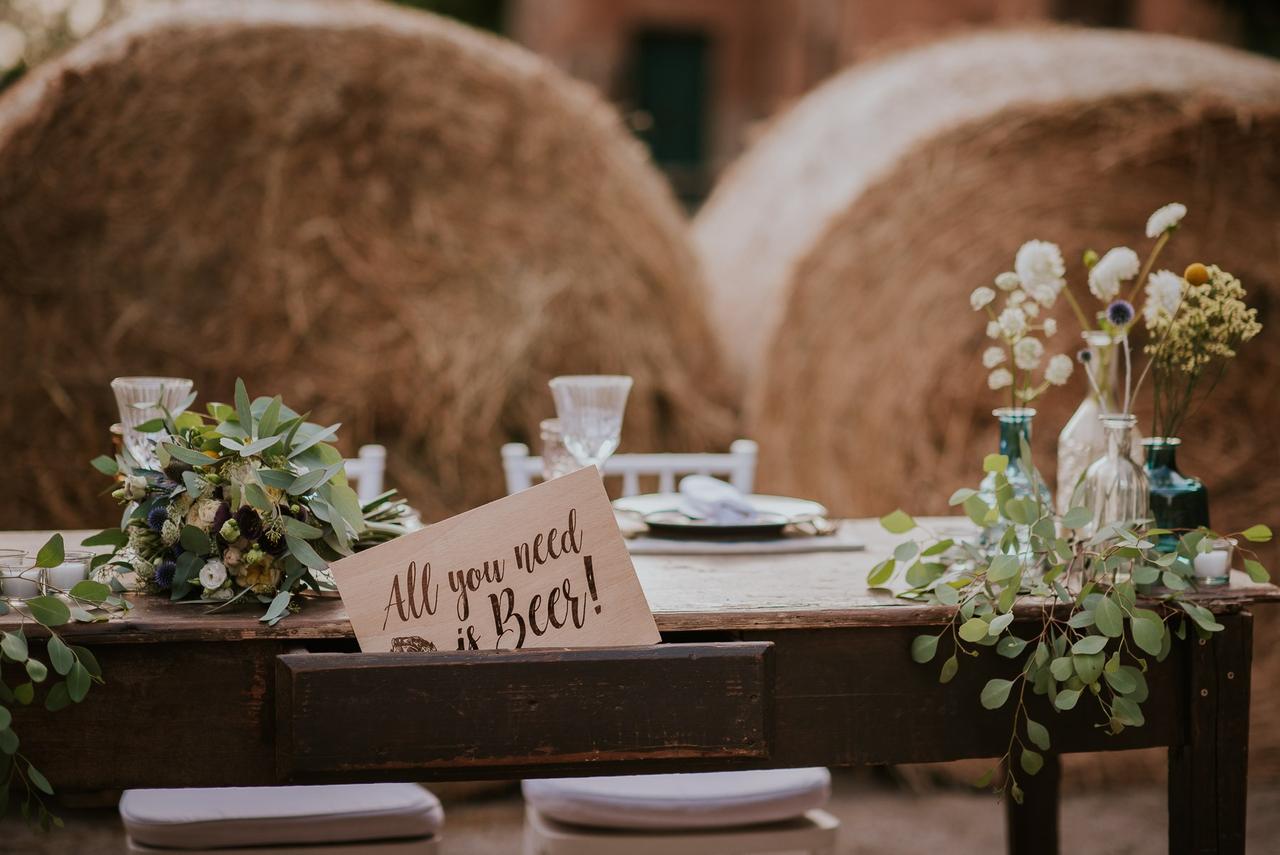 tavolo con allestimenti e cartello birra matrimonio