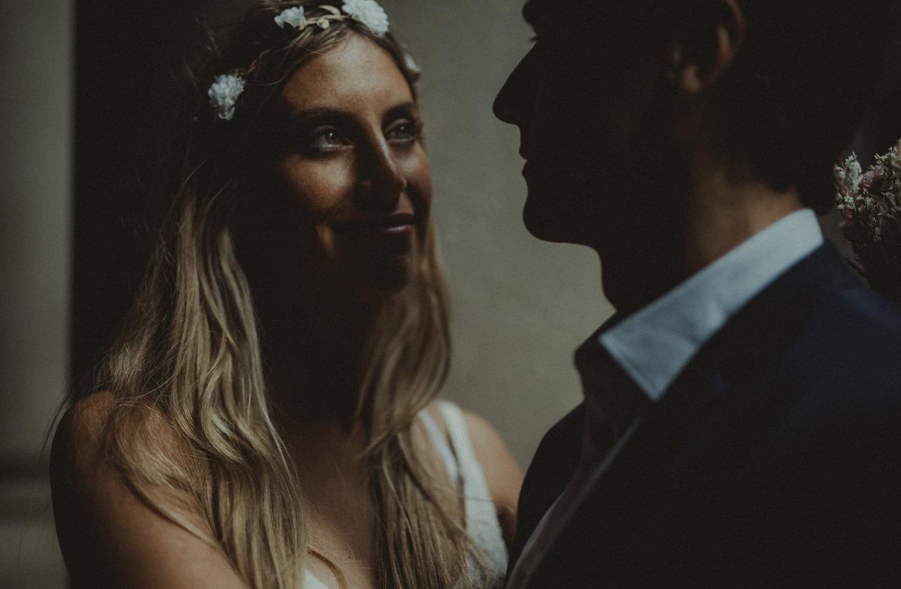 coppia che si guarda negli occhi- pronti per il matrimonio