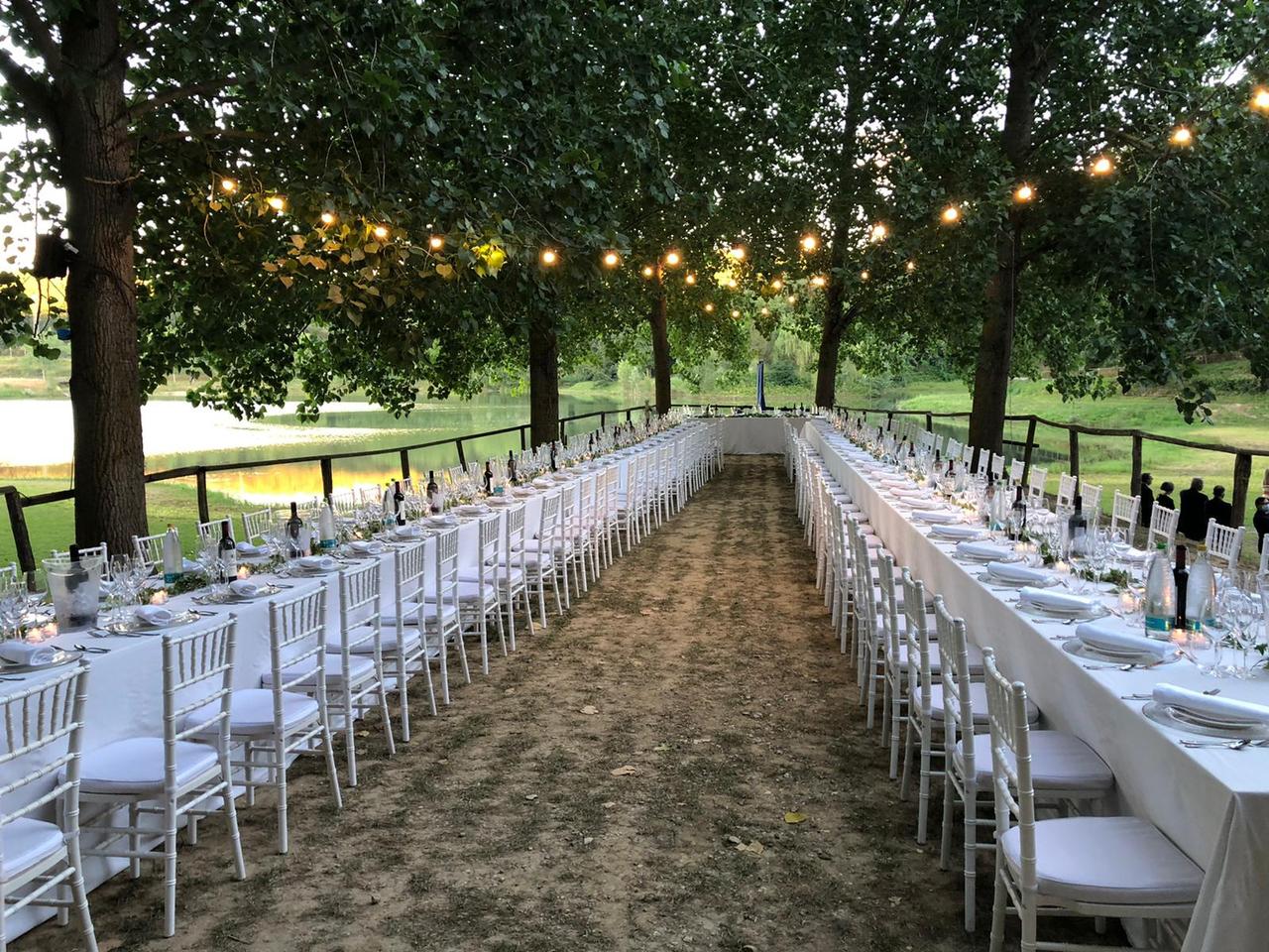 tavoli imperiali sotto gli alberi con le lucine- pacchetti matrimonio