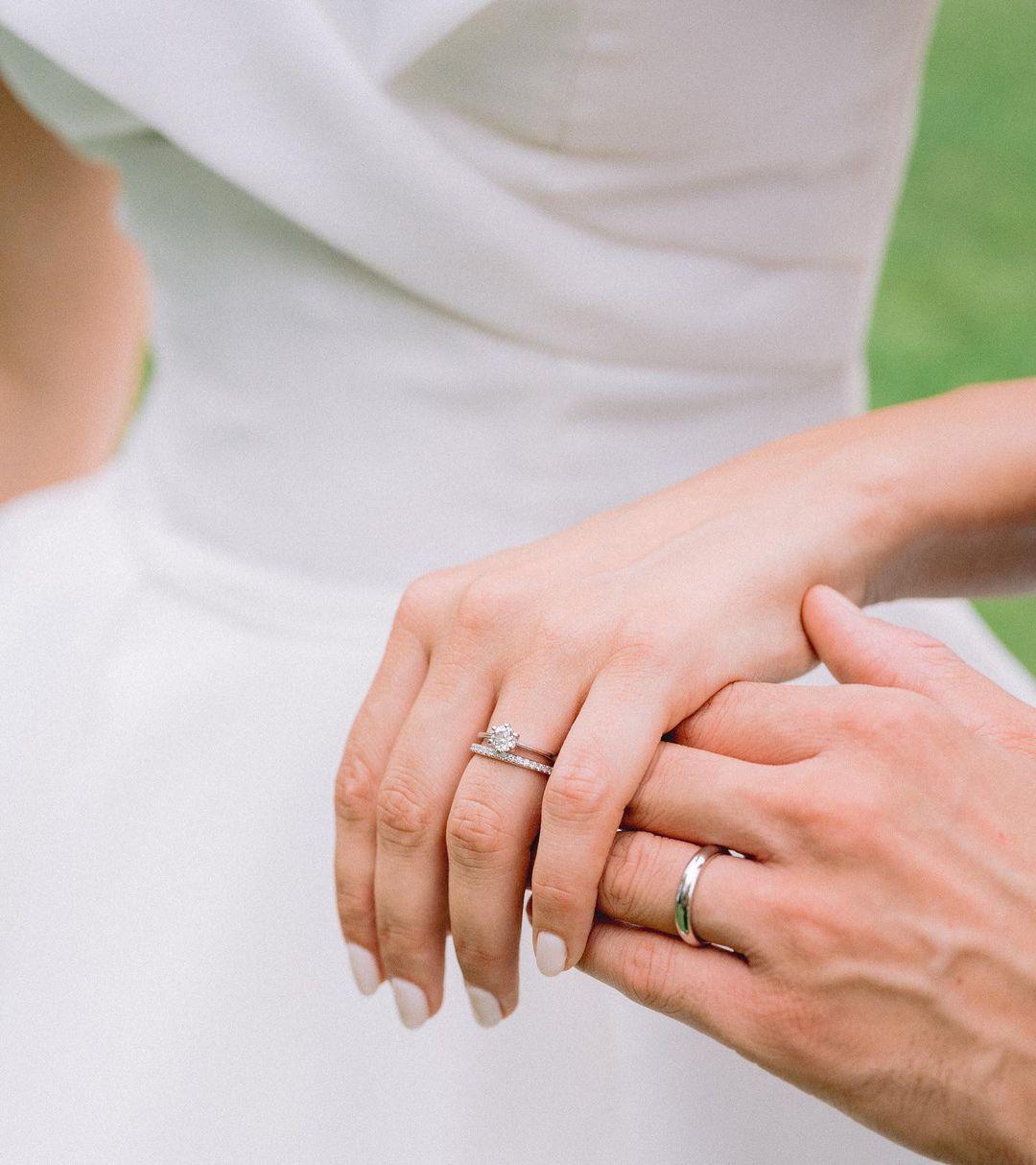 anello di fidanzamento e fede nuziale di Carlotta Rubaltelli