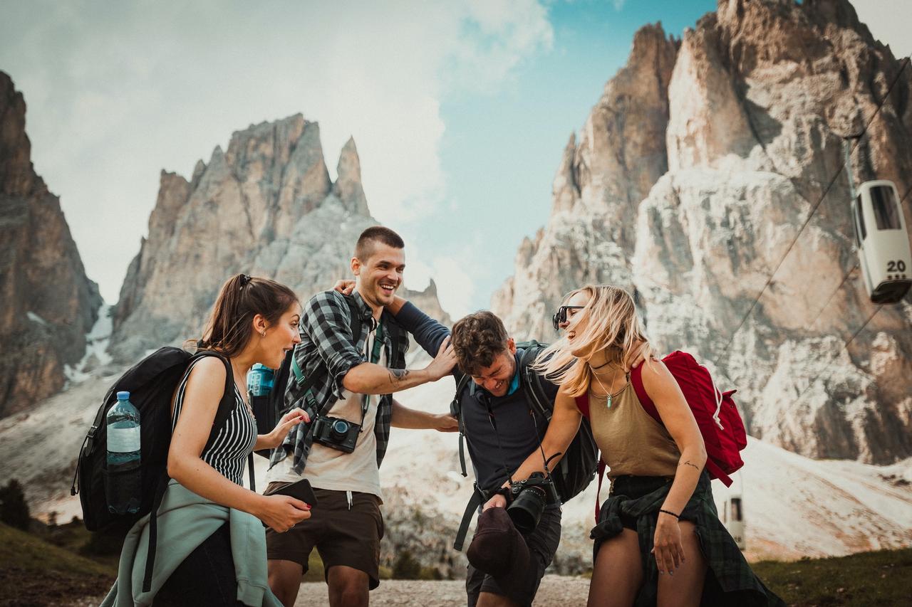 quattro ragazzi in gita in montagna