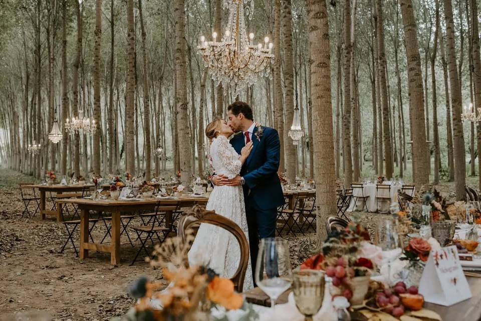 sposi dandosi un bacio nel bosco