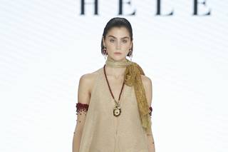 abito da sposa boho chic oro, gonna scivolata, scollo a V profondo e scialle legato al collo