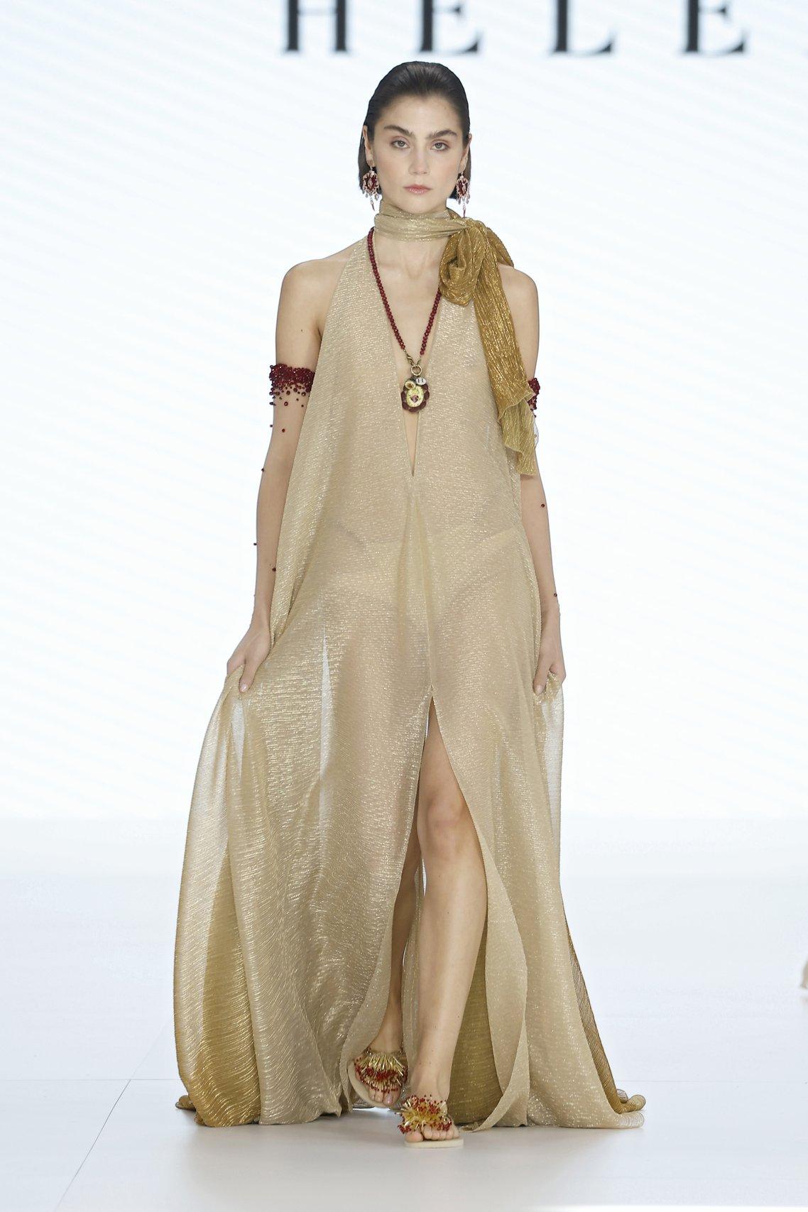 abito da sposa boho chic oro, gonna scivolata, scollo a V profondo e scialle legato al collo