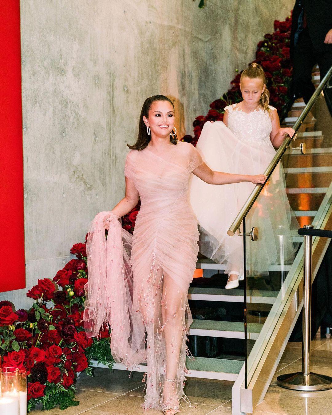 Selena Gomez in abito rosa cipria