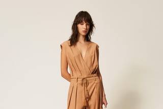 jumspuit elegante da cerimonia beige, con scollo a v e cinturino