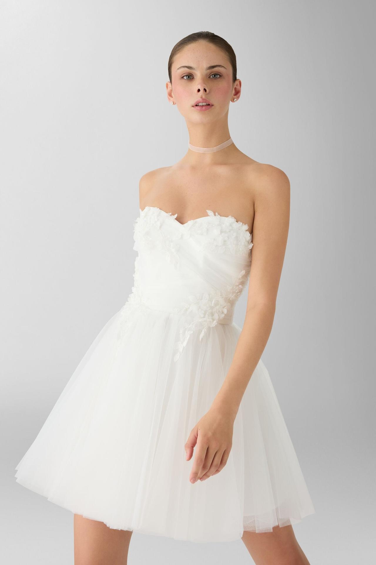 abito da sposa con scollo a cuore gonna corta con tulel