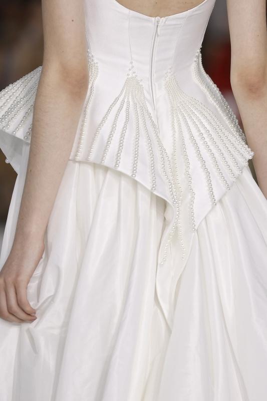 abito da sposa con perle