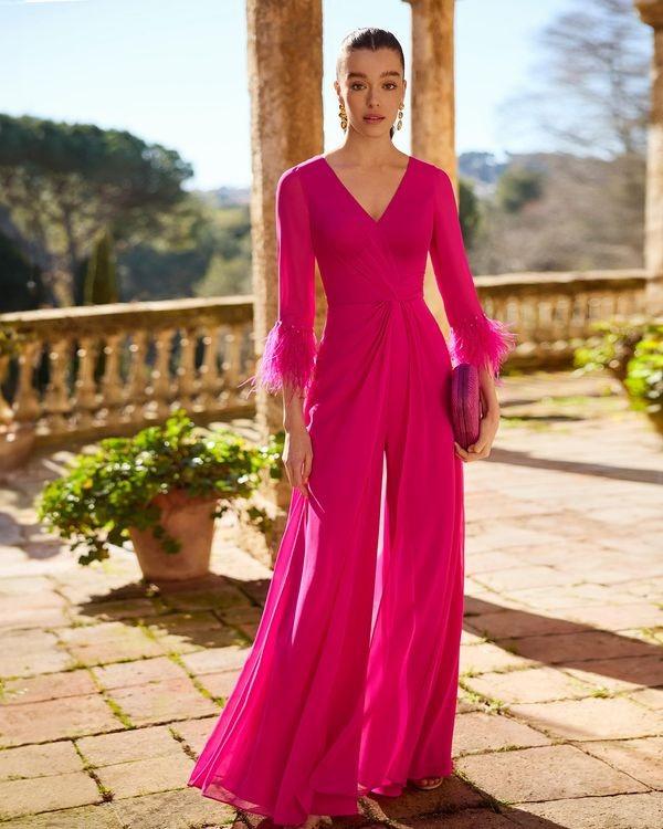 jumpsuit elegante matrimonio fucsia con top a maniche lunghe e piume e pantapalazzo