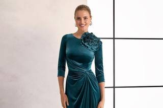 abito sorella sposa lungo in verde con maxi fiore sulla spalla