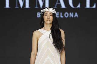 abito da sposa boho chic in pizzo con scollo all'americana