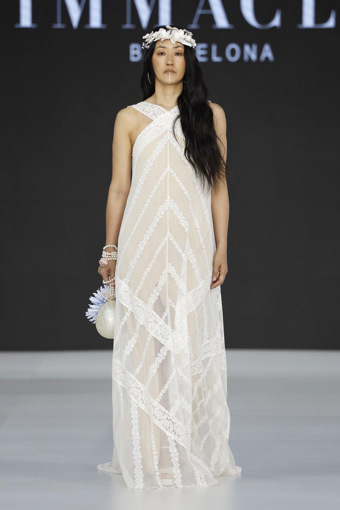 abito da sposa boho chic in pizzo con scollo all'americana