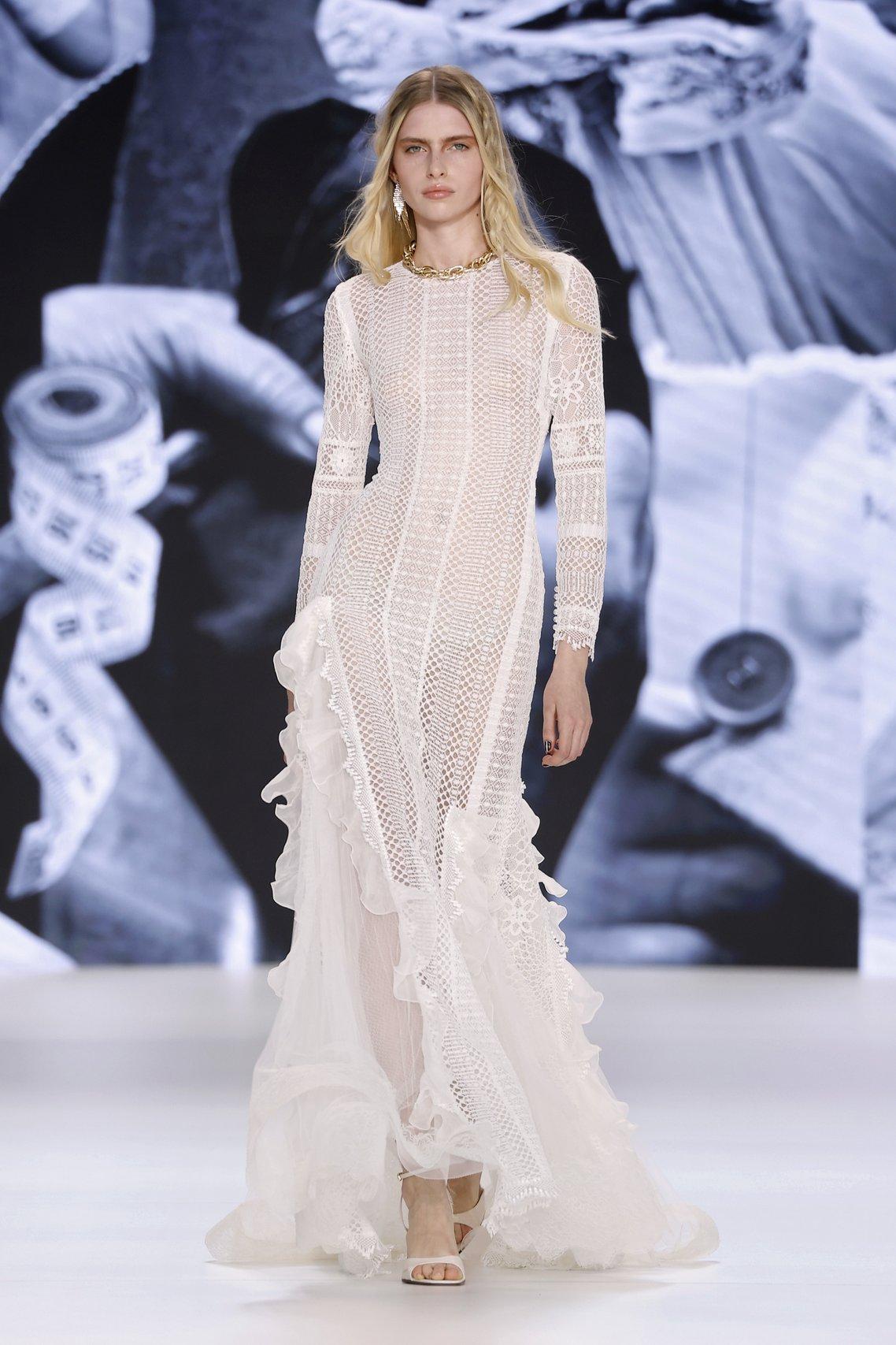abito da sposa boho chic gonna scivolata in pizzo e maniche lungo