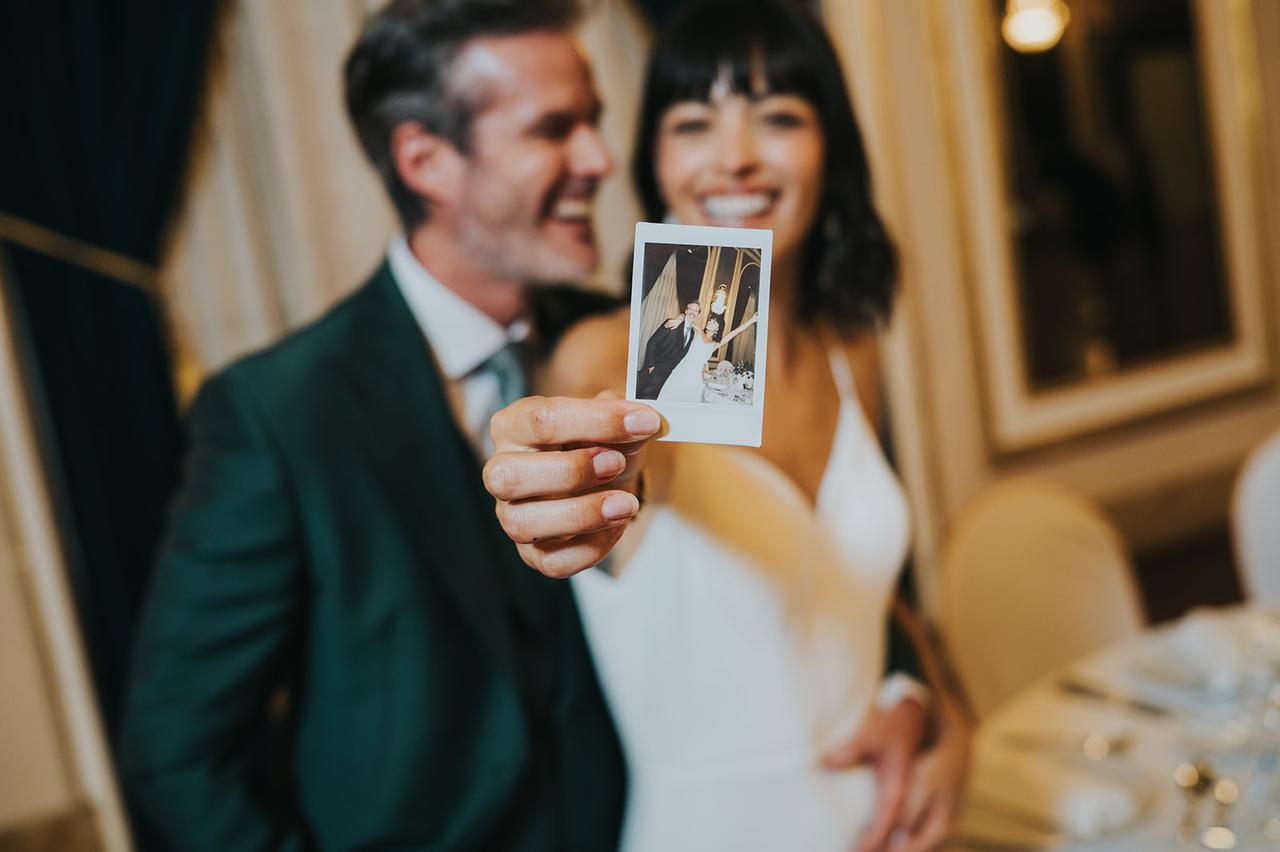 sposi sfocati che tengono in mano una polarois che li raffigura, in perfetto stile Y2K