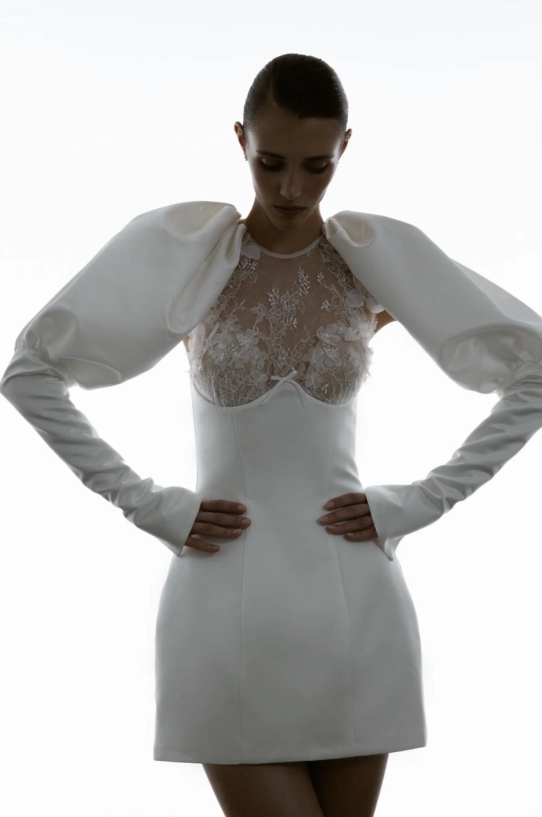 abito da sposa corto con maniche lunghe a palloncino
