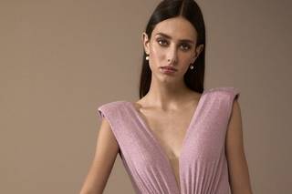 abito mamma sposa modello jumpsuit rosa con cinturino dorato