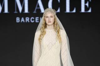 abito da sposa boho chic a sirena color avorio, in chiffon e pizzo con maniche lunghe