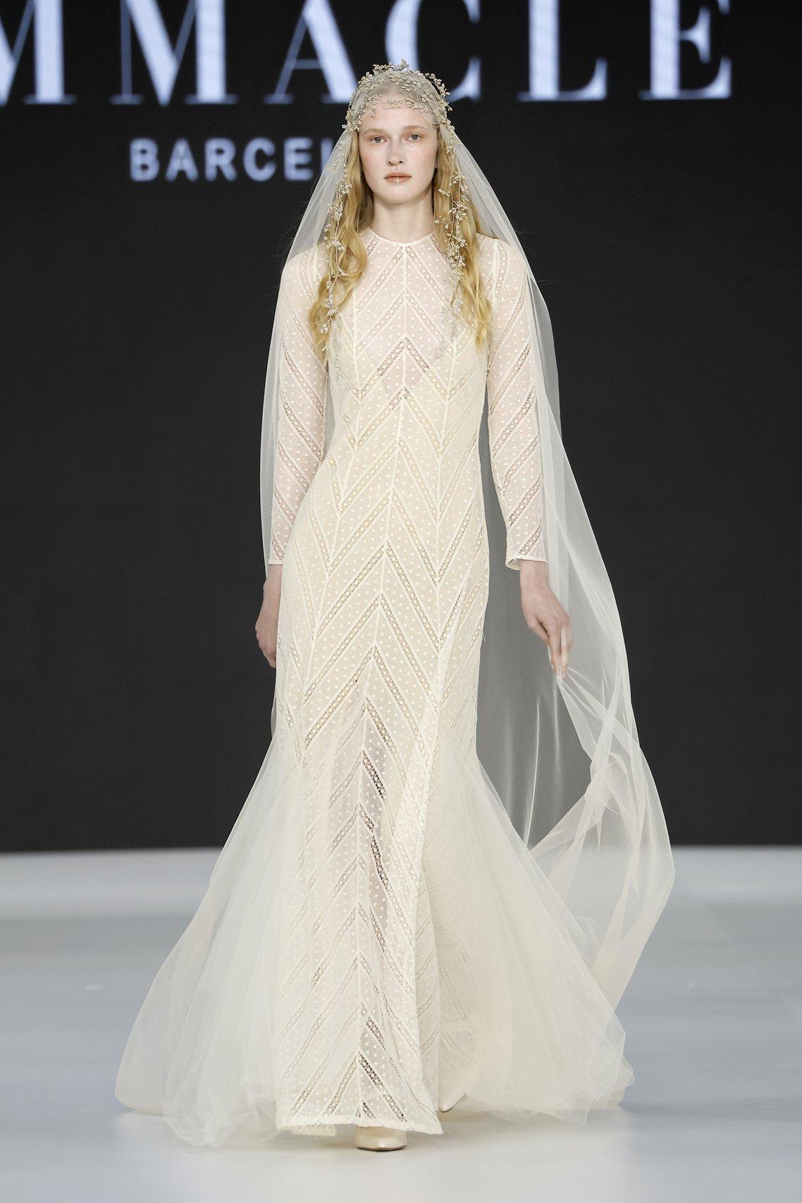 abito da sposa boho chic a sirena color avorio, in chiffon e pizzo con maniche lunghe