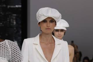 tailleur da sposa con giacca lunga dietro e pantalone a palazzo