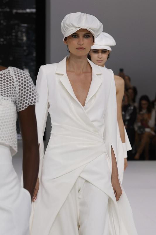 tailleur da sposa con giacca lunga dietro e pantalone a palazzo