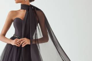 abito nero matrimonio con gonna ampia in tulle, bustino e stola