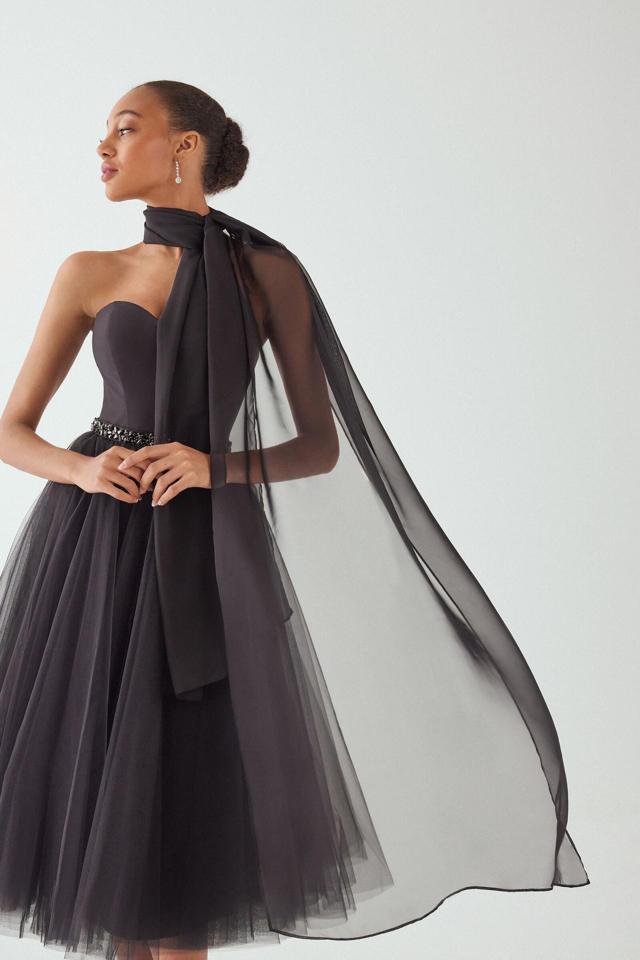 abito nero matrimonio con gonna ampia in tulle, bustino e stola
