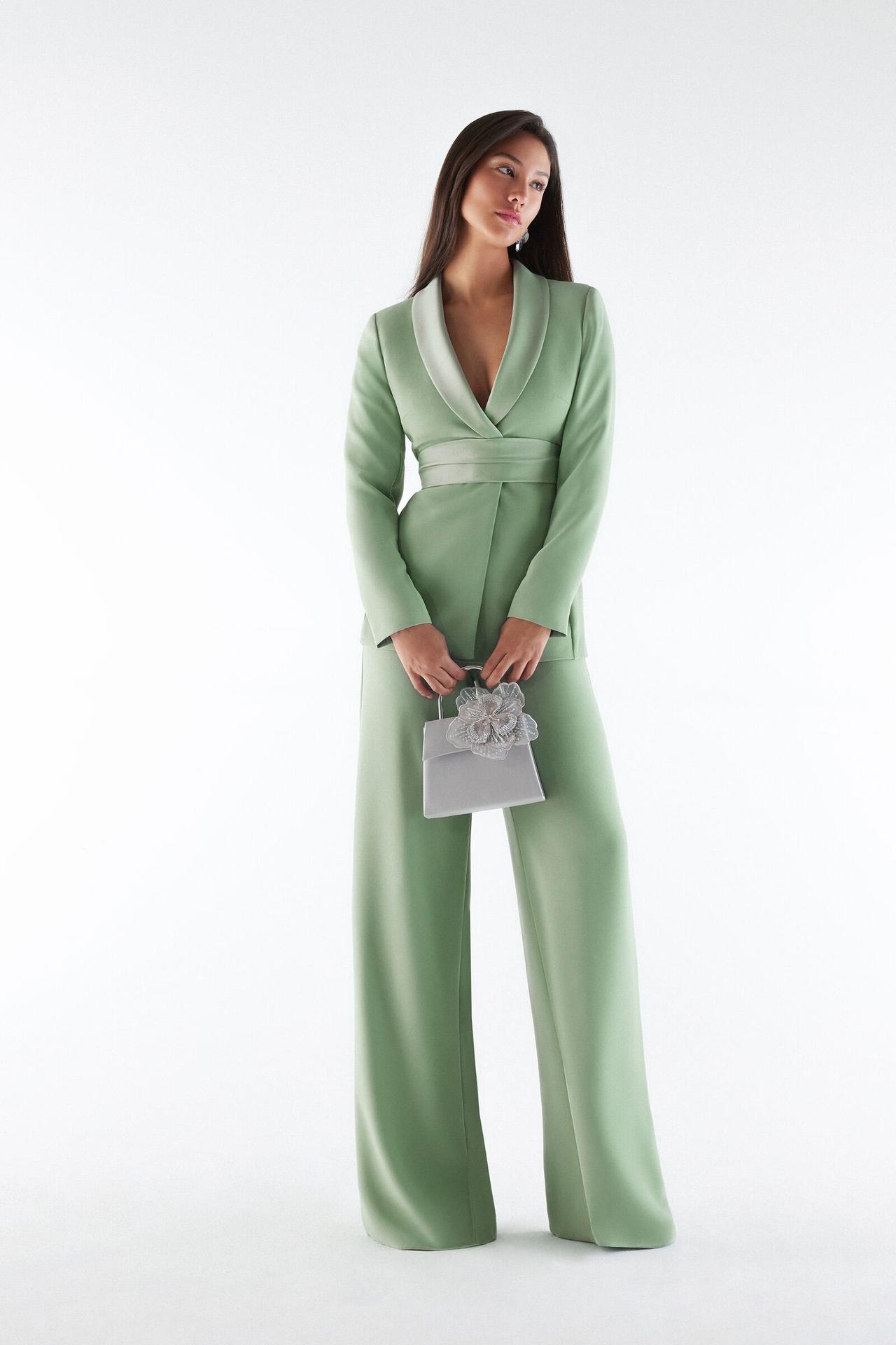 tailleur matrimonio  invitata  giacca e pantalone verde pastello