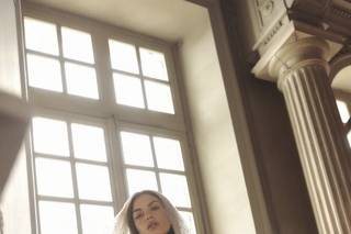 abito da sposa corto in pizzo con spalline