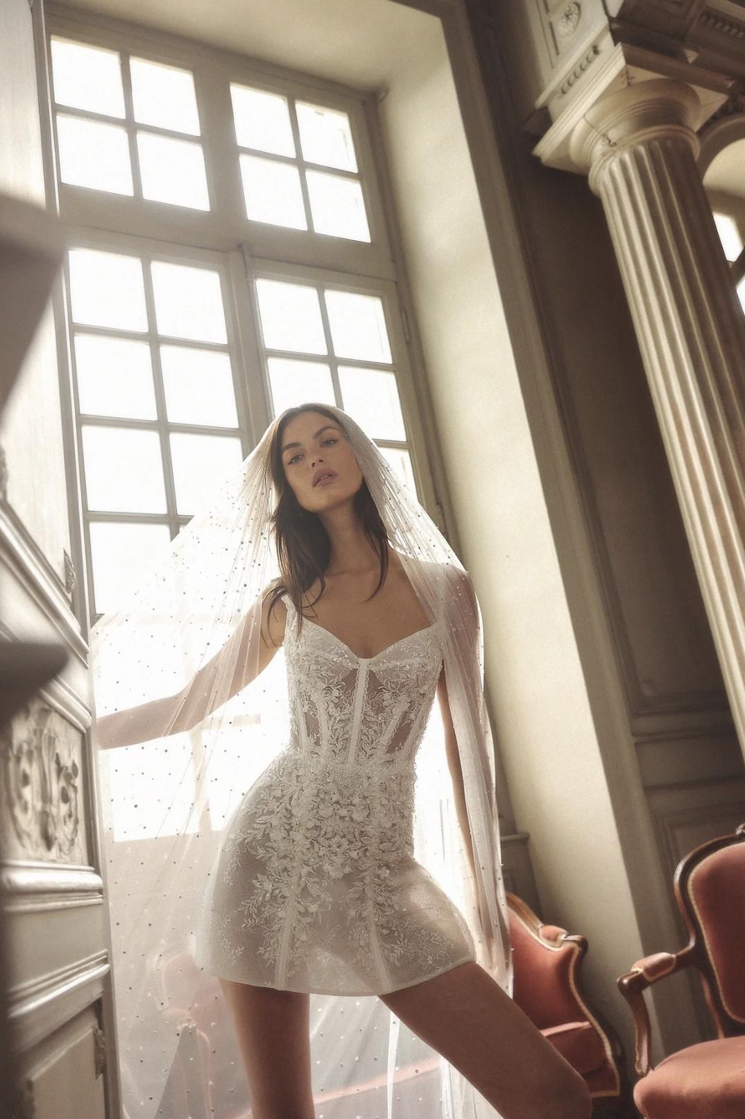 abito da sposa corto in pizzo con spalline