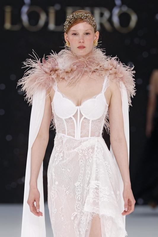 abito da sposa matrimonio civile con corpetto stile lingerie e spacco profondo, con mantella con piume rosa