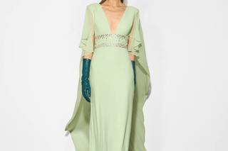 abiti mamma sposa lungo verde chiaro con dettagli preziosi sulla vita e strascico