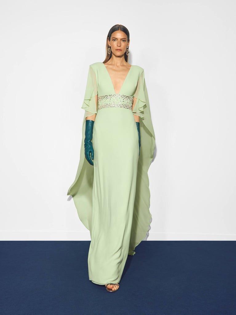 abiti mamma sposa lungo verde chiaro con dettagli preziosi sulla vita e strascico