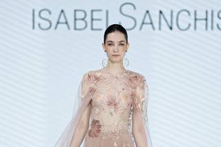 abito da sposa boho chic rosa con ricami floreali in tulle con gonna morbida scivolata