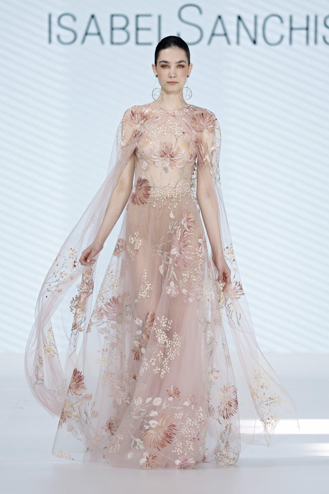 abito da sposa boho chic rosa con ricami floreali in tulle con gonna morbida scivolata