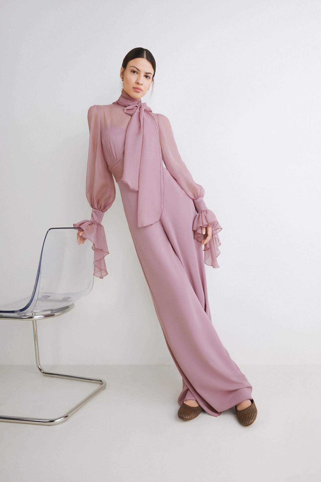 jumpsuit elegante da cerimonia, rosa con maniche a sbuffo e volant