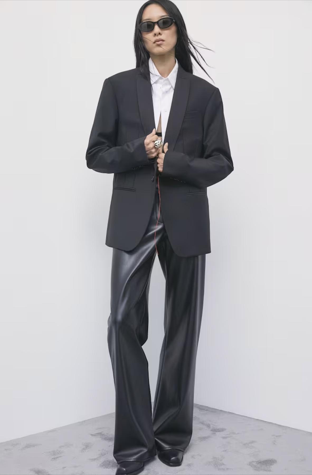 tailleur nero matrimonio con pantalone in eco pelle e balzer