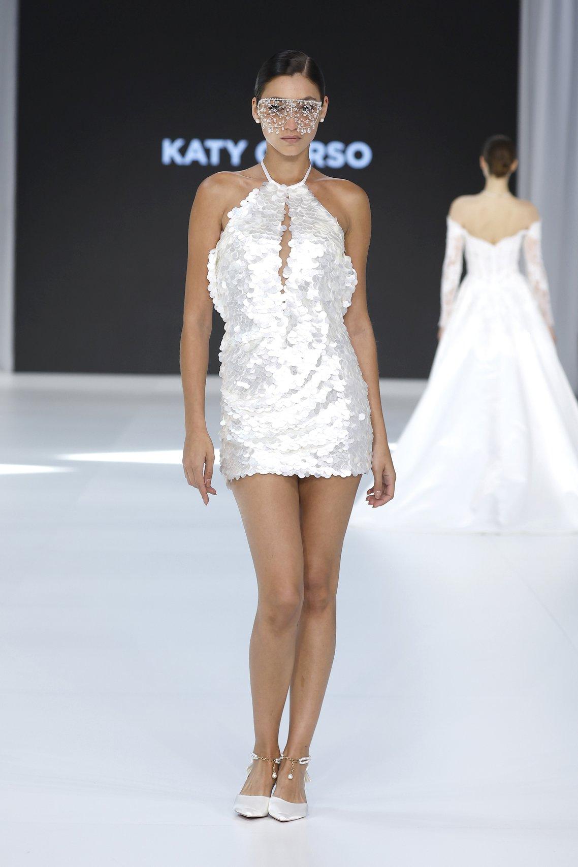 abito da sposa corto con scollo all'americana con paillettes