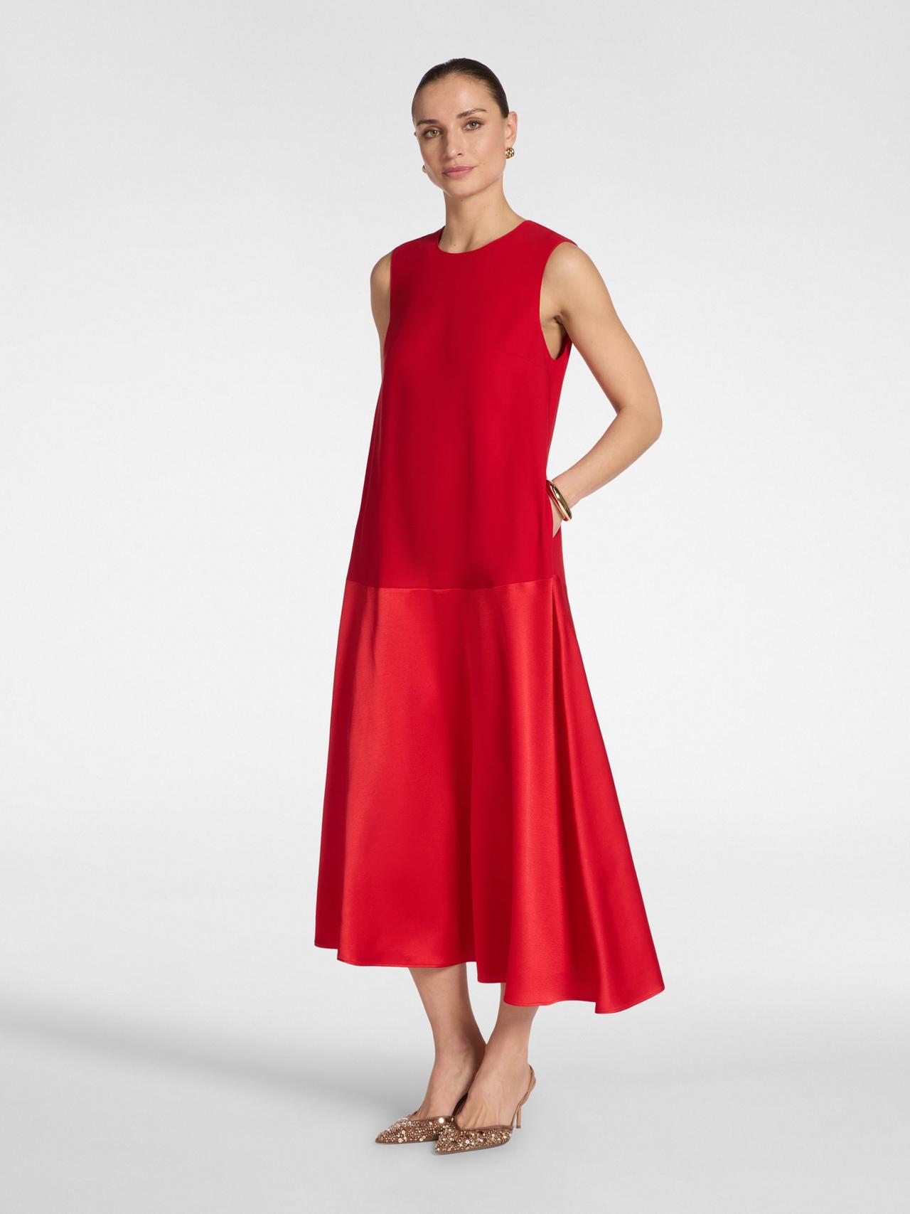 abito mamma della sposa rosso lungo dalla silhouette fluida con scollo tondo, senza maniche