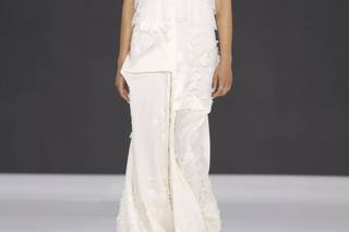abito da sposa boho chic in pizzo con scollo all'emricana e gonna morbida