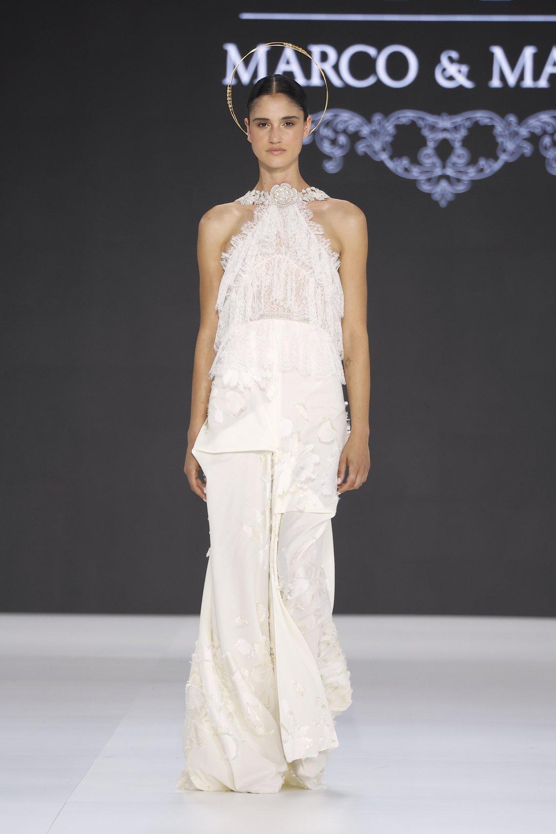 abito da sposa boho chic in pizzo con scollo all'emricana e gonna morbida