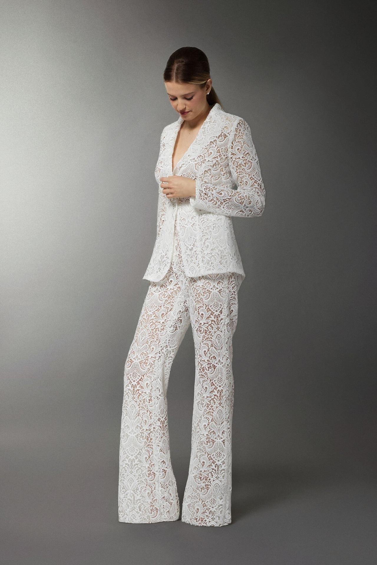 tailleur da sposa con giacca e pantalone in pizzo